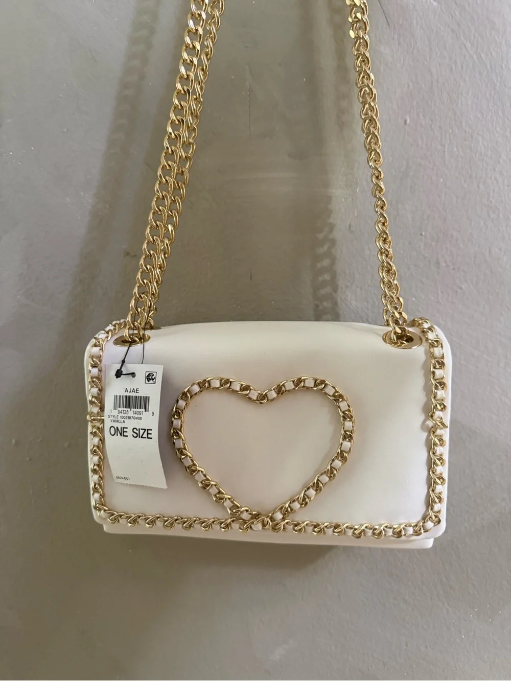White Heart-Accent Chain Shoulder Bag